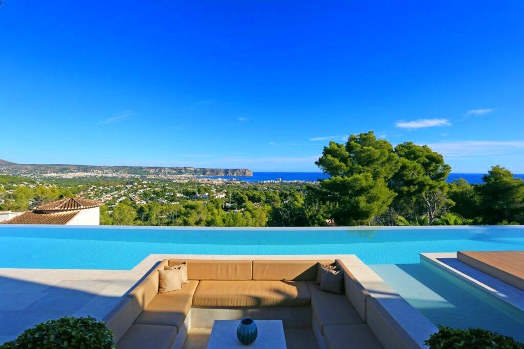 villa, piscina, terraza, vista al mar, vista al ciudad, vista al montana, jardin